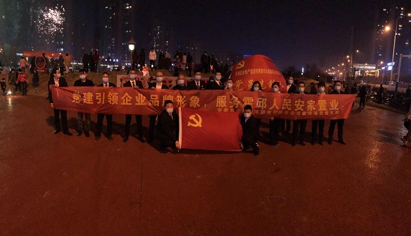 “党建引领企业品牌形象，服务霍邱人民安家置业”霍邱项目党支部开展春节送春联礼包活动