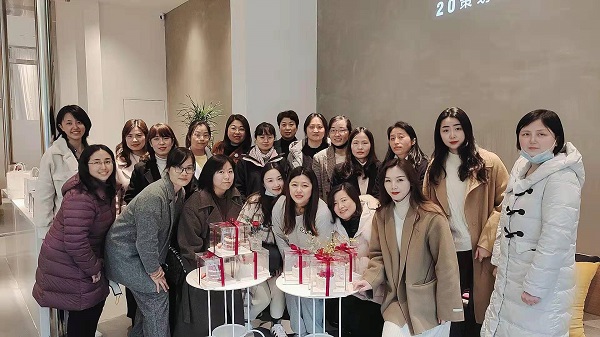 巧手做烘焙，，，甜蜜好时光——地产集团工会举行妇女节主题烘焙活动